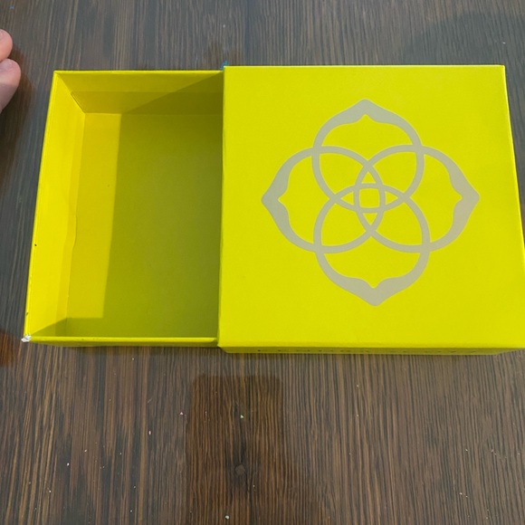 Kendra Scott Cream Jewelry Pouch with Yellow box - Picture 3 of 7